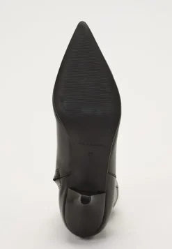 MAKE WAY Heeled Leather Ankle Boot