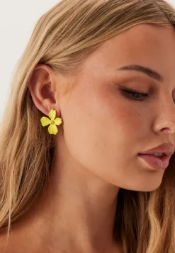 BY JOLIMA Lilly Flower Earring