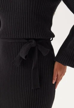 BUBBLEROOM Round Neck Rib Knitted Midi Dress