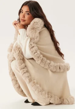 Hollies Wednesday Cape